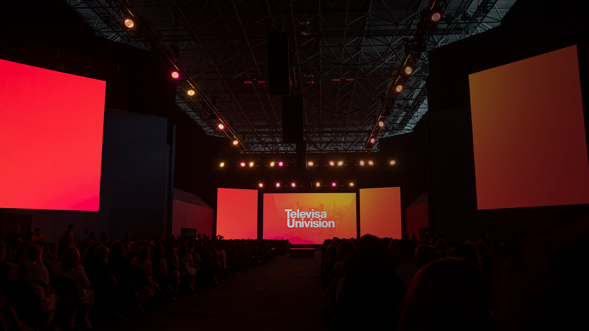 Photo of an empty Televisa Univision stage with 5 orange screens.